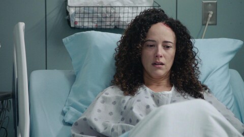 Nora est dans une chambre de l'hôpital Saint-Vincent dans la série Stat.