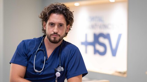 Jacob est à l'urgence et il regarde à côté de lui.
