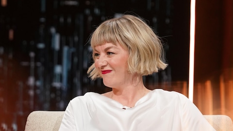 Stéphanie Boulay souriante à l'animatrice.