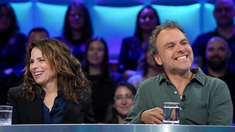 A Média Suzanne Clément et Patrice Dubois sourient sur le plateau de Tout le monde en parle.