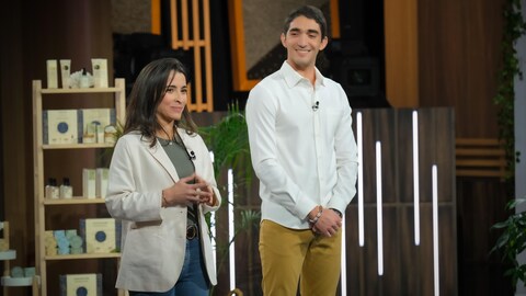 Une femme et un homme présentent leur entreprise.
