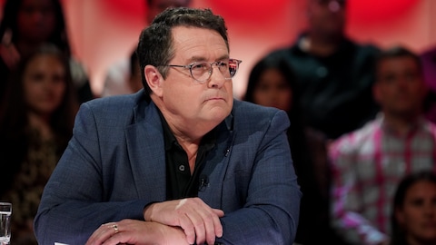 A. Media / Karine Dufour Bernard Drainville est assis dans le studio.