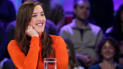 Florence Longpré est assise dans le studio.
