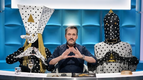Les deux membres d'Angine de poitrine, déguisés,font leur signe avec Guy A. Lepage dans le studio.