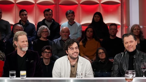 Le trio est assis dans le studio.