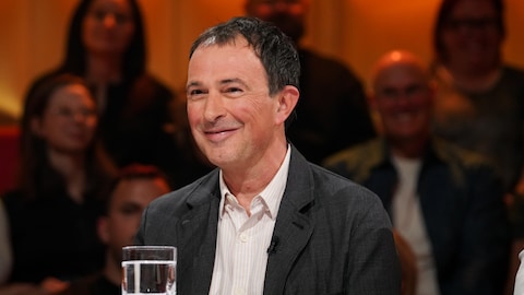 A. Media / Karine Dufour Julien Elie est assis dans le studio.
