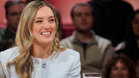 Justine Dufour-Lapointe est assise dans le studio.
