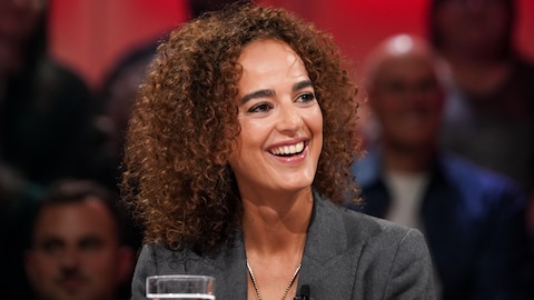 A. Media / Karine Dufour Leïla Slimani est assise dans le studio.