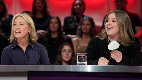 A. Media / Karine Dufour Céline Bonnier et Pascale Renaud-Hébert sont assises dans le studio.