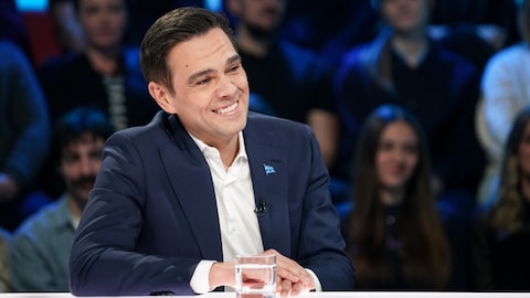 A. Media / Karine Dufour Charles Milliard est assis dans le studio.