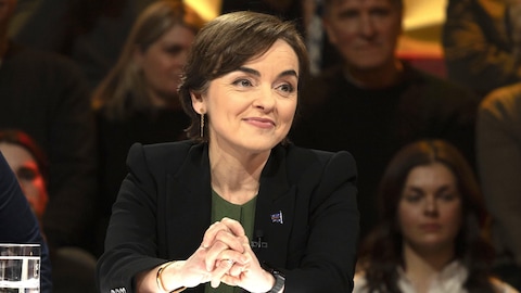 Christine Fréchette est assise dans le studio.