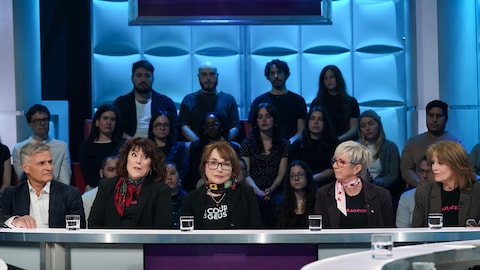 Les Courageuses Annick Charette, Lyne Charlebois, Martine Roy, Patricia Tulasne, et leur avocat Bruce W. Johnston dans le studio.