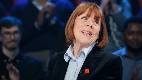 Gisèle Pelicot est assise dans le studio.