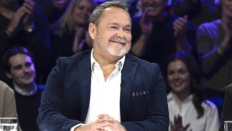 Jean-Michel Anctil est assis dans le studio.