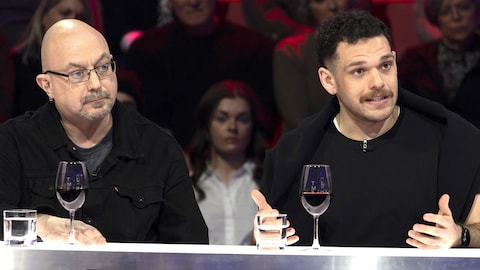 Les chercheurs Francis Dupuis-Déri et Sony Carpentier  sont assis dans le studio.