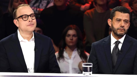 Louis Blouin et Miloud Chennoufi sont assis dans le studio.