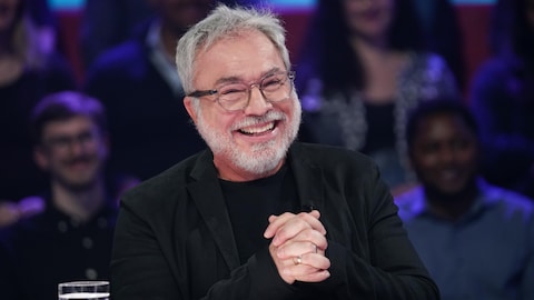 Christian Bégin est assis dans le studio.