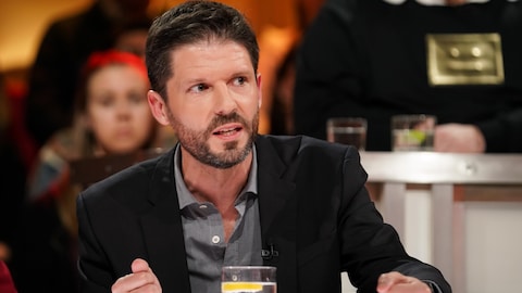 A. Media / Karine Dufour Romain Schué est assis dans le studio.