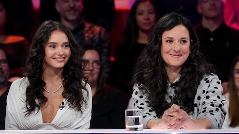 A. Media / Karine Dufour Virginie Fortin et Jade Brind'Amour sont assises dans le studio.