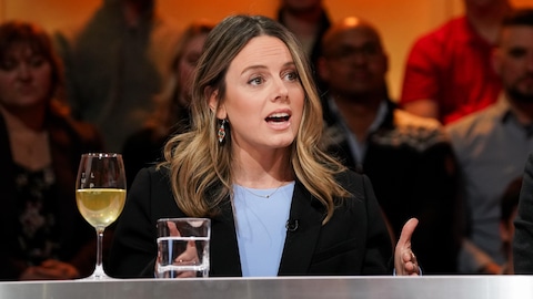 Marie Michèle Sioui, du Devoir, et Nicolas Lachance, du Journal de Québec et du Journal de Montréal, sont sur le plateau de Tout le monde en parle.