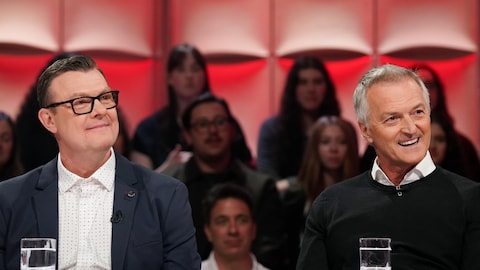 Martin McGuire et Dany Dubé sont assis dans le studio.