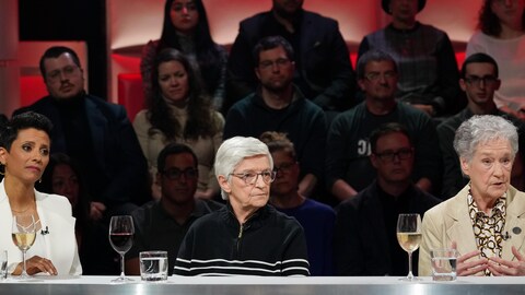 A. Media Elle sont assises en studio.