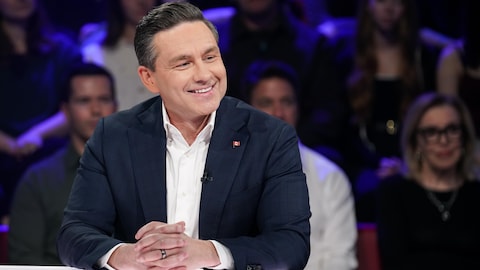 Pierre Poilievre est assis dans le studio.