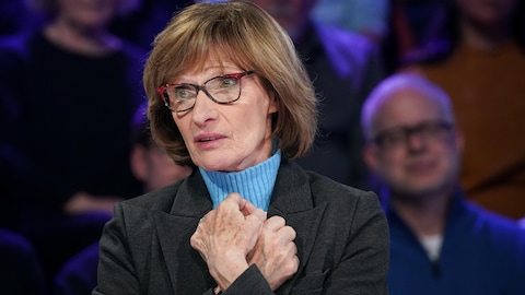 Sylvie Guertin est assis dans le studio.