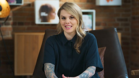 Véro TV Coeur de pirate souriante à la caméra.
