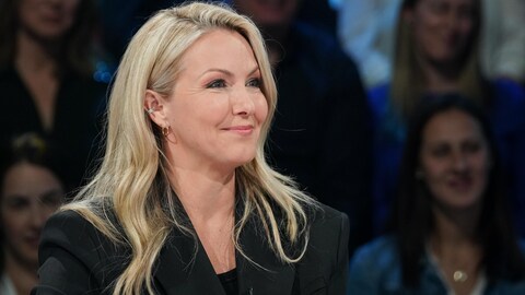 Véronique Cloutier est assise à la table des invités.