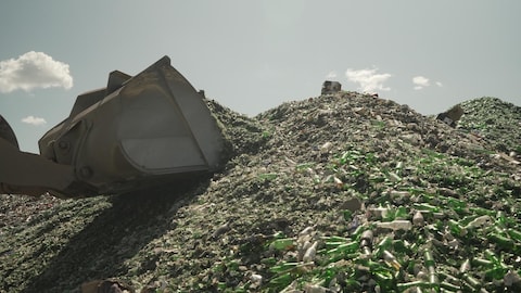 Immense montagne de verre en voie d'être recyclé.