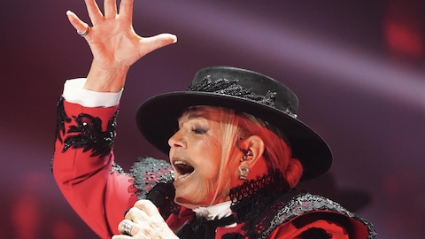 Michèle Richard chante sur le plateau.