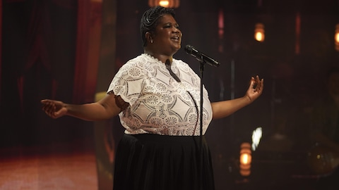 Fabiola Nyrva Aladin chante sur le plateau.