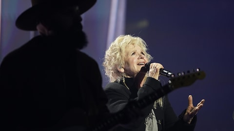 Francesca Gagnon chante sur le plateau.