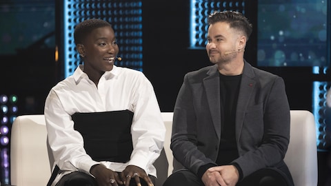 Les artistes Sarahmée et Wilfred LeBouthilier sont assis sur le plateau d'En direct de l'univers.