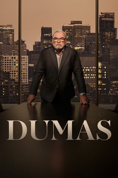 Jean Dumas (Gildor Roy) se tient debout les deux poings appuyés sur une table.