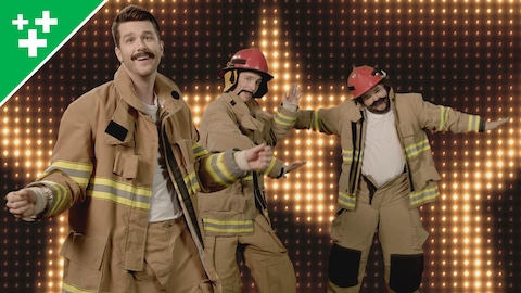 Les trois humoristes sont déguisés en pompier et chantent