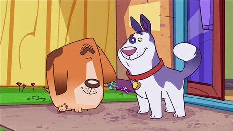 Devant la porte arrière de la garderie, Pedro et Koda sont face à face, prêts à jouer.