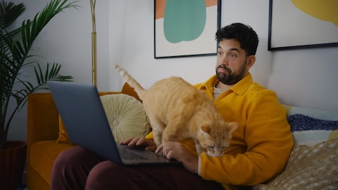 Félix-Antoine Tremblay avec un chat roux.