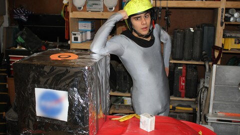 Il porte une combinaison de patineur de vitesse