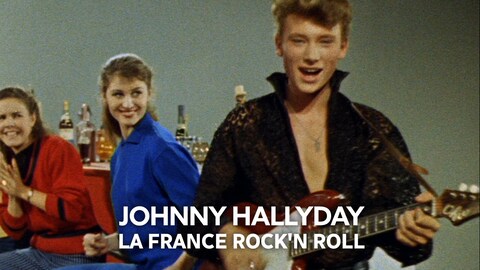 Un jeune Johnny Hallyday, guitare à la main, sous le regard admiratif de quelques fans 