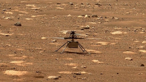L’hélicoptère Ingenuity faisant tourner ses hélices sur la surface de Mars.