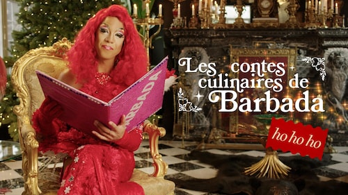 La drag queen Barbada tient un livre pour raconter un conte. 