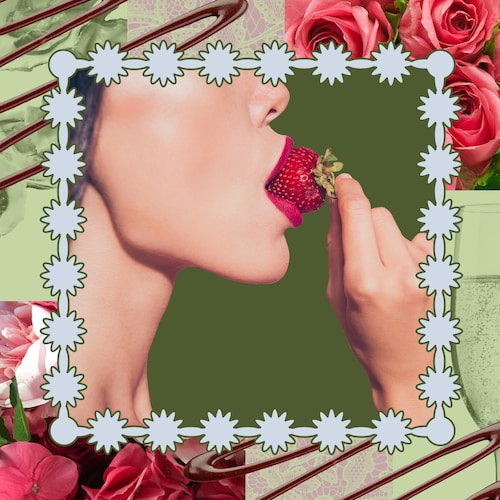 Une femme mange une fraise