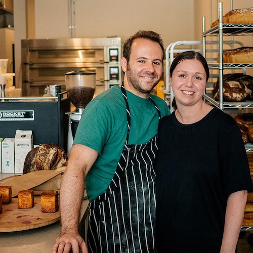 Un homme et une femme dans une boulangerie. 