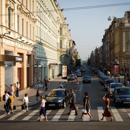Des piétons traversent la rue dans une ville russe.