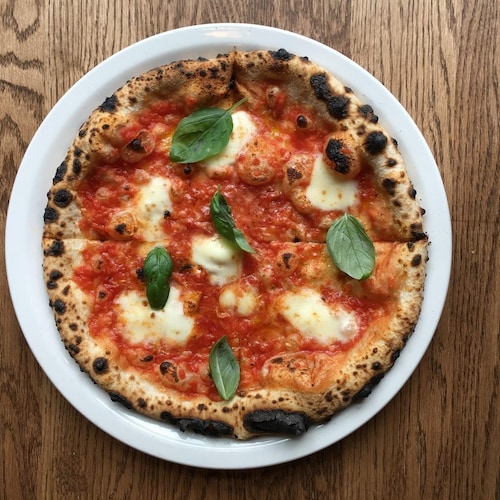 Une pizza margherita.