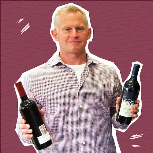 Jamie Paquin tient deux bouteilles de vin.