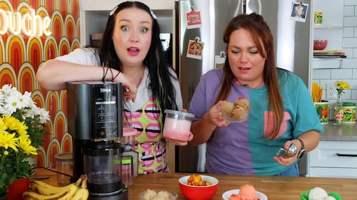 Chrystine et Vanessa dans leur cuisine en train de faire des crèmes glacées louches.