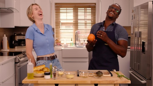 Michelle Furtado et Jérémie Jean-Baptiste riant dans une cuisine.